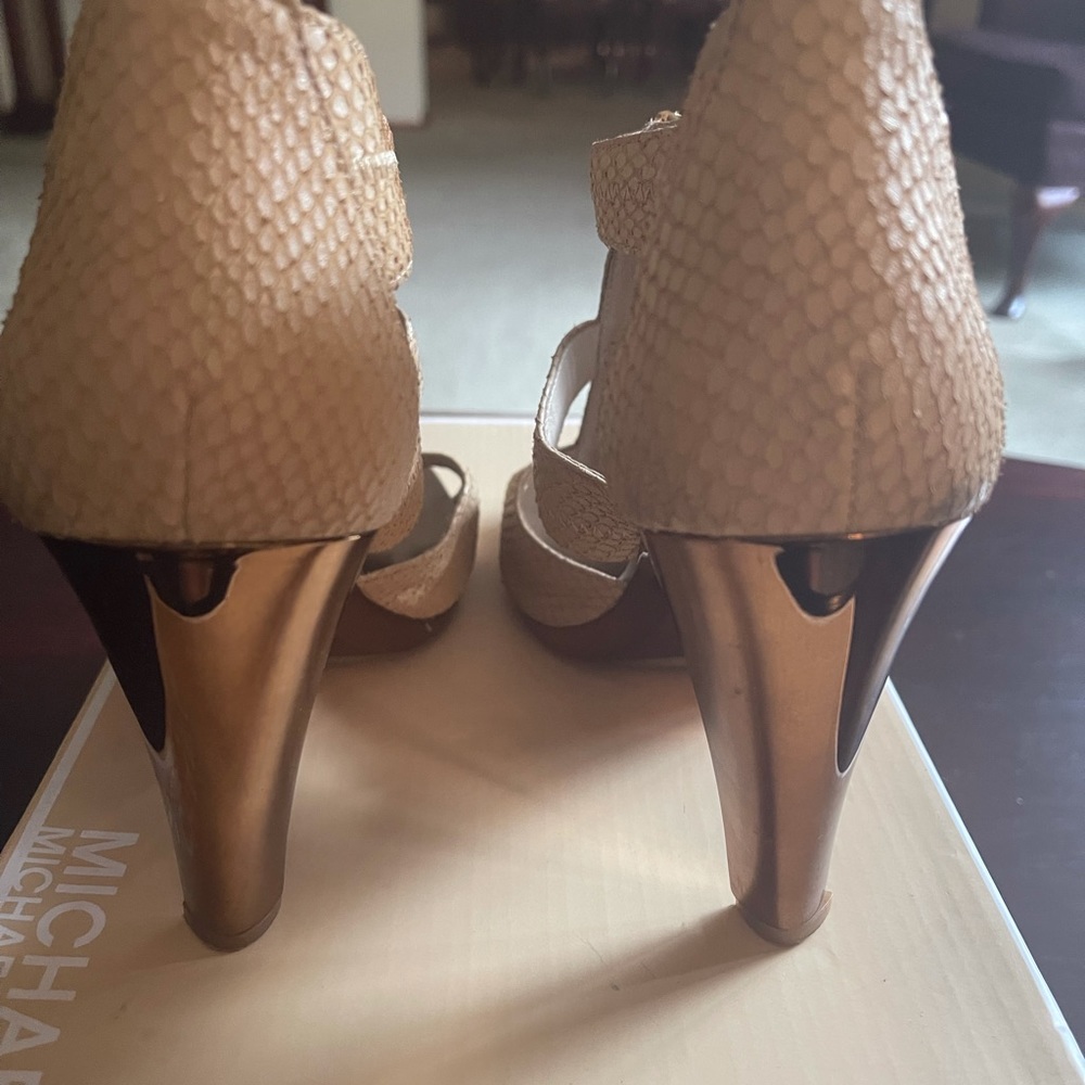 Never Worn  MICHAEL Michael Kors Sandal! - Picture 3 of 6
